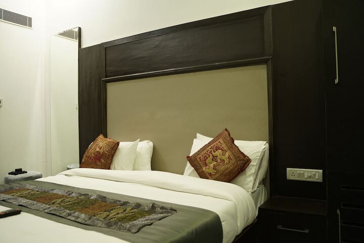 Room 6 of 14
