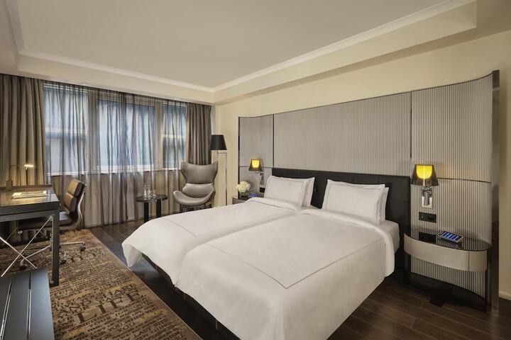 Room 32 of 77
