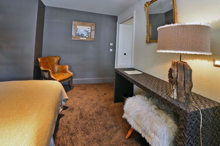 Room 16 of 76