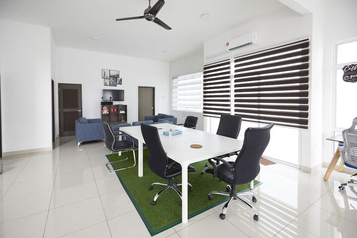 Room 4 of 173