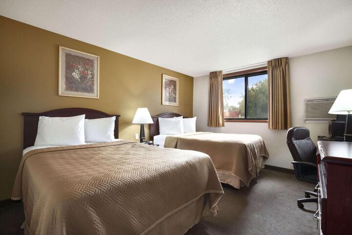 2 Double Beds (10 of 12)