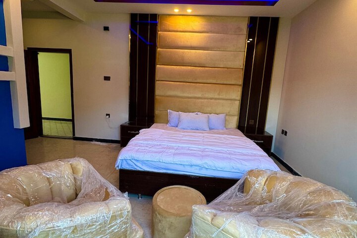 Room 11 of 32