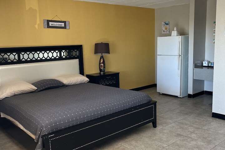 1 King Bed (3 of 11)
