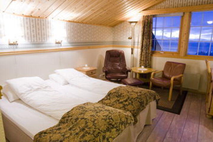 Room 5 of 12