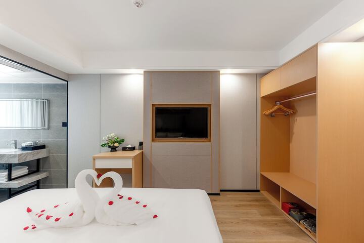 Room 15 of 32