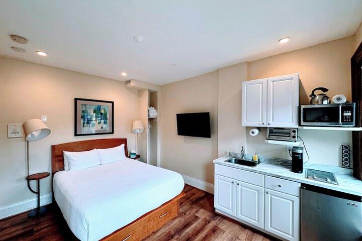 Room 4 of 99