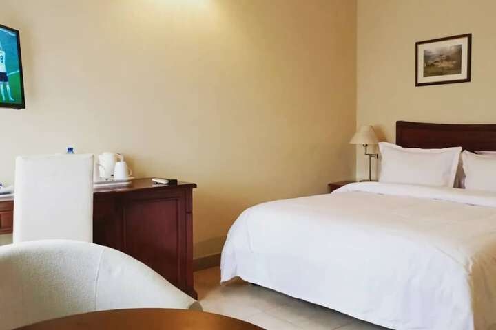 Room 8 of 18