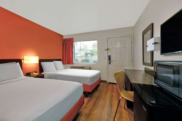 1 Double Bed Accessible (5 of 9)