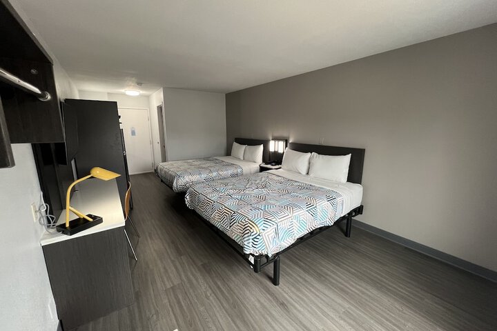 1 Queen Bed Kitchen (27 of 30)
