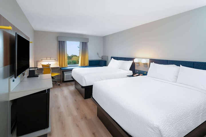 2 Queen Beds (3 of 4)