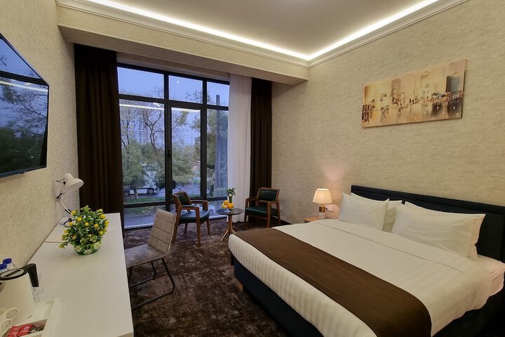 Room 8 of 93