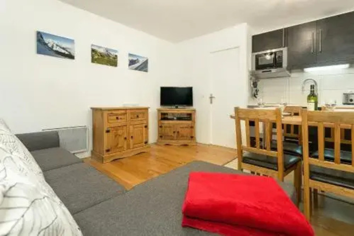 Room 3 of 9