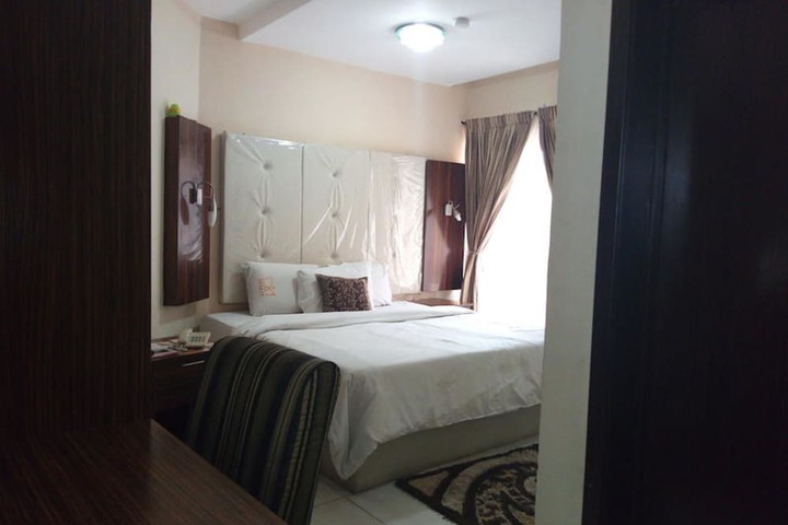 Room 10 of 23