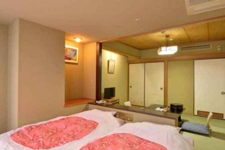 Room 6 of 127