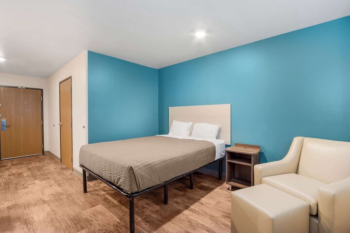 1 Queen Bed (4 of 14)