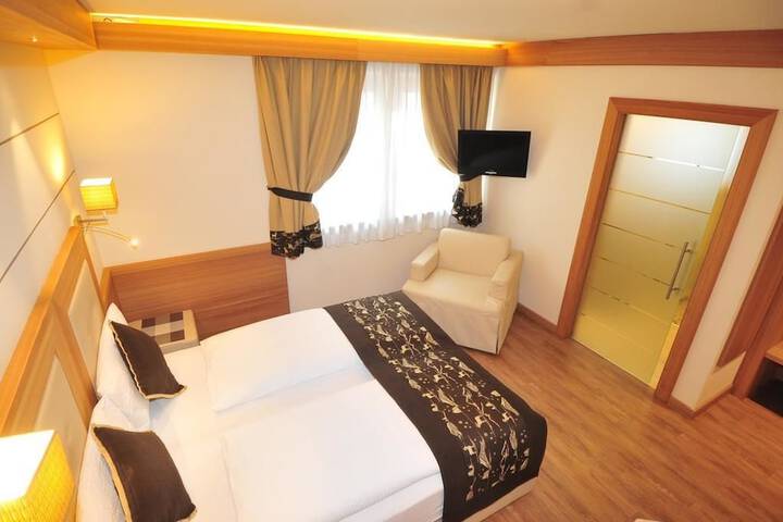 Room 4 of 31