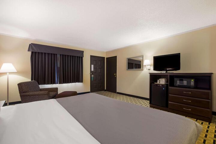 1 King Bed (6 of 7)