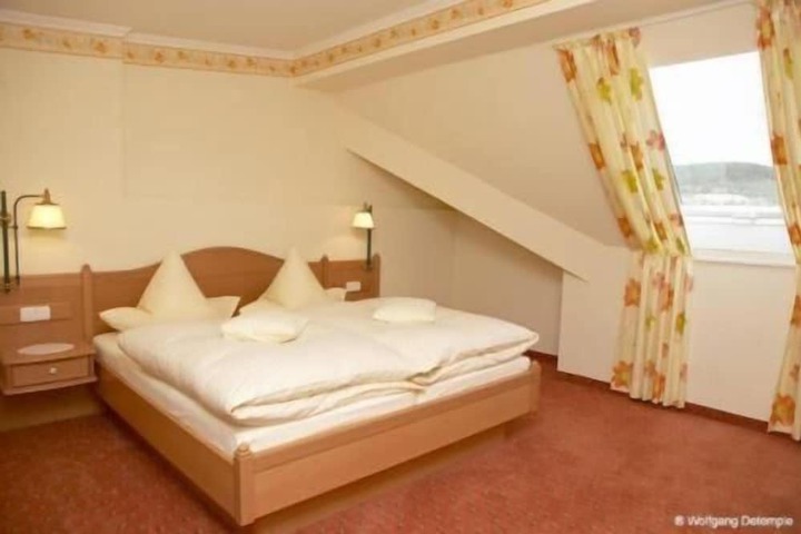 Room 14 of 65