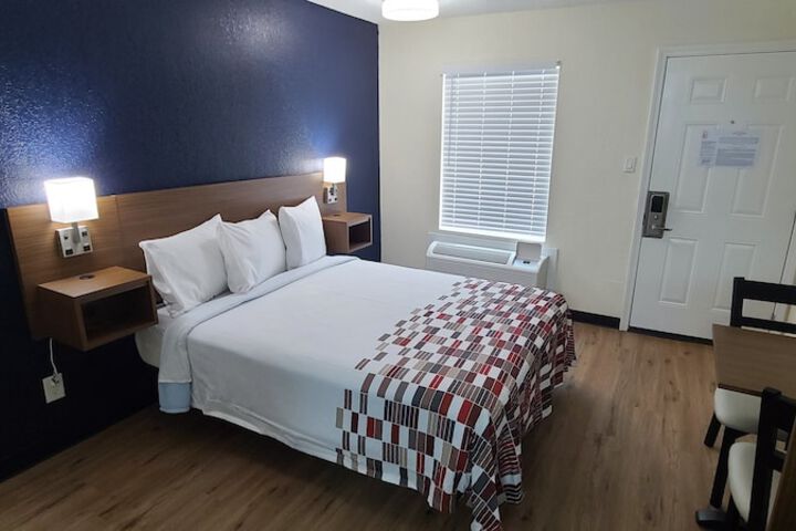 Deluxe Queen Bed (1 of 18)
