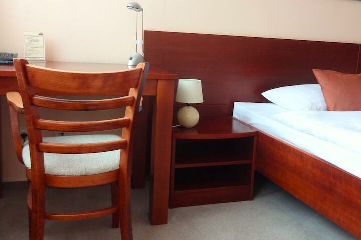 Room 6 of 90