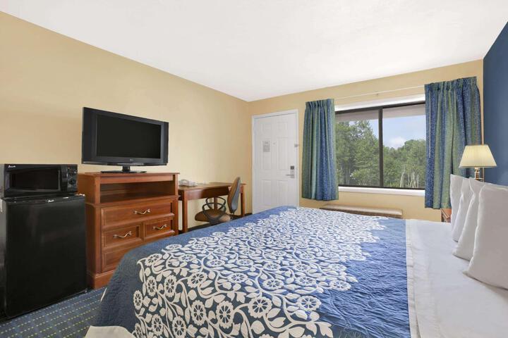 1 King Bed (3 of 3)