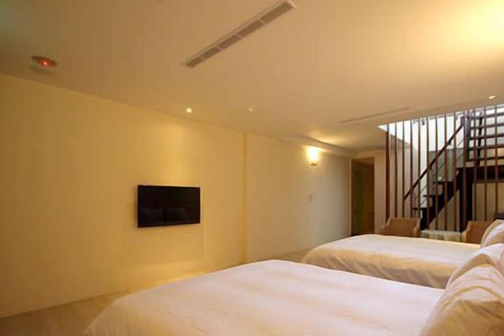 Room 10 of 100