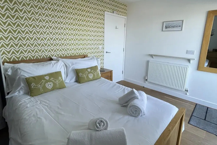 Room 4 of 18