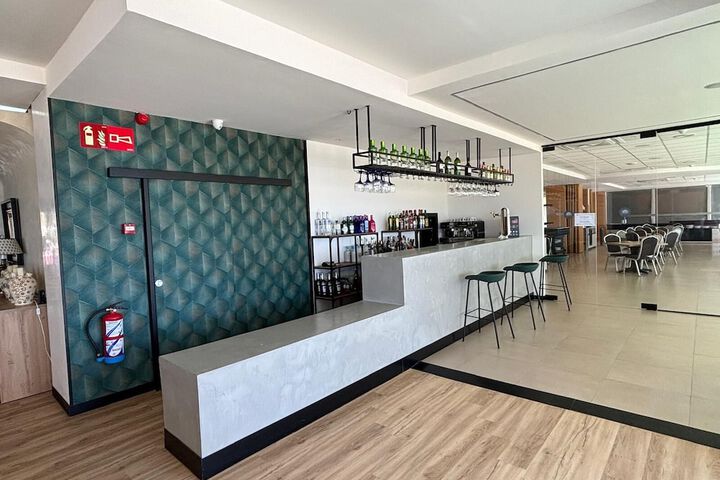Lounge 98 of 127