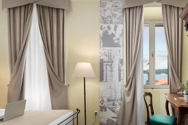 Room 37 of 102