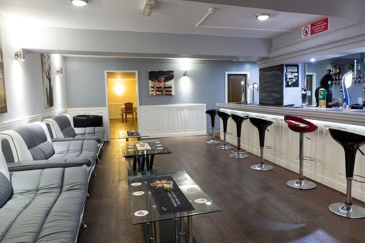 Lounge 47 of 63