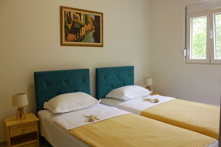 Room 7 of 100