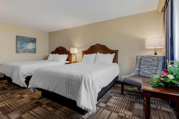 2 Queen Beds Microwave and Refrigerator WiFi Full Breakfast (13 of 17)