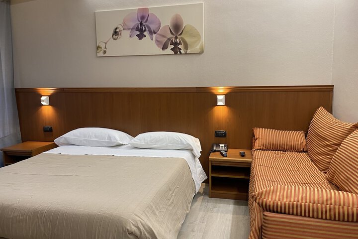 Room 6 of 32