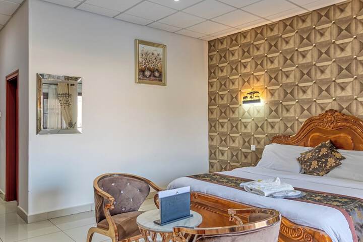 Room 14 of 80