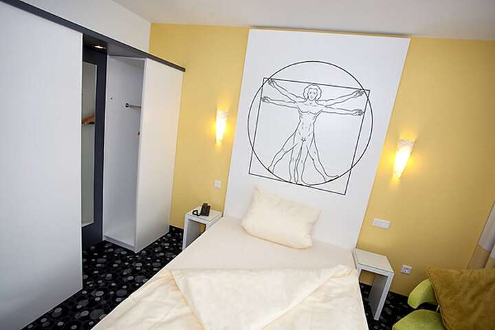 Room 14 of 98
