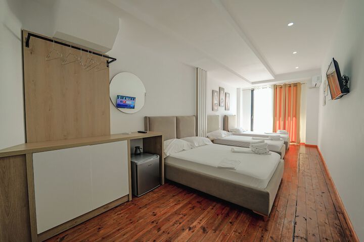 Room 5 of 98