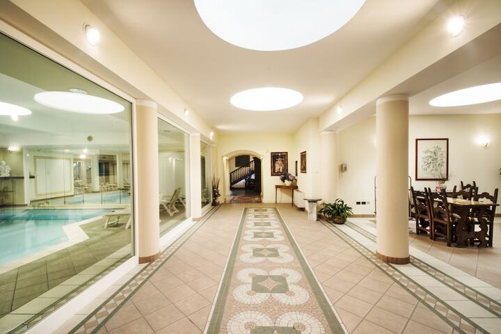 Ballroom/Hall 21 of 32
