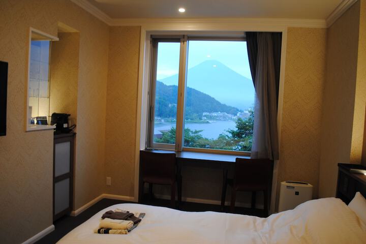 Room 8 of 127