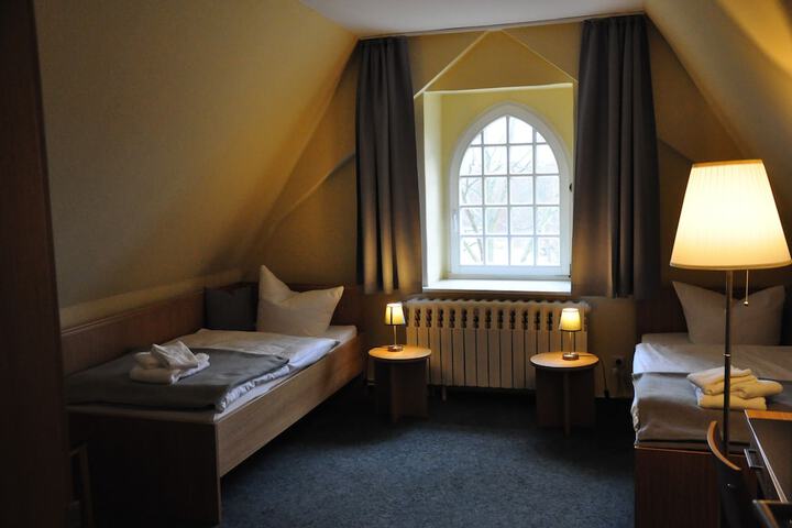 Room 10 of 27