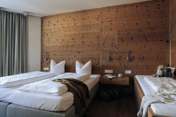 Room 27 of 240