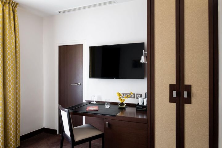 Room 33 of 74