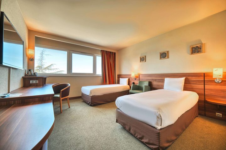 Room 42 of 176