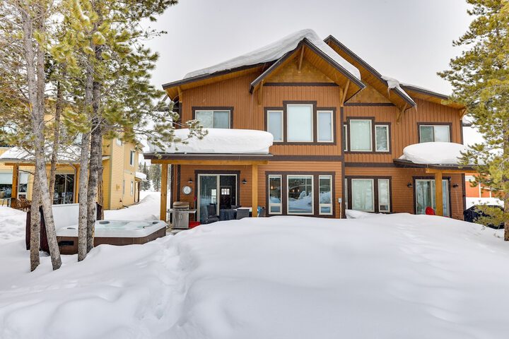 Convenient Fraser Townhome w / Hot Tub Near Hikes!