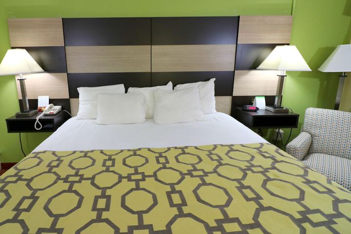 1 King Bed (5 of 8)