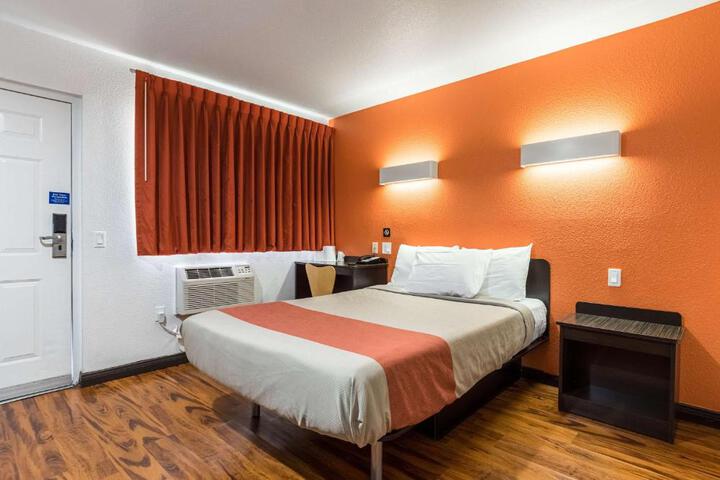 1 Queen Bed Refrigerator (2 of 16)