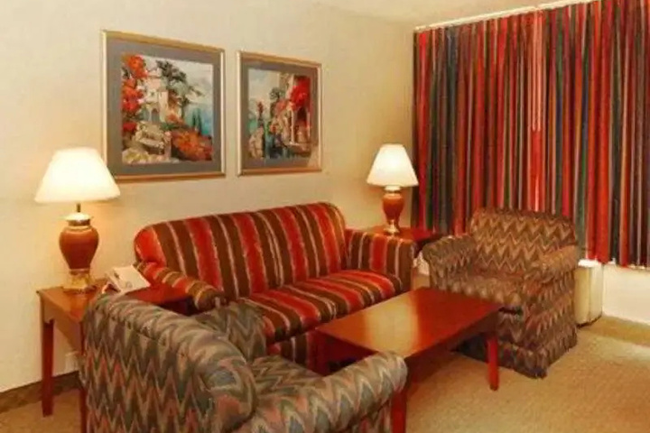 Room 5 of 12