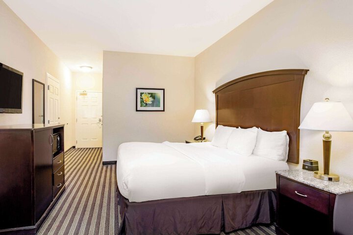 1 King Bed (10 of 18)
