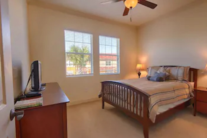 Room 6 of 9