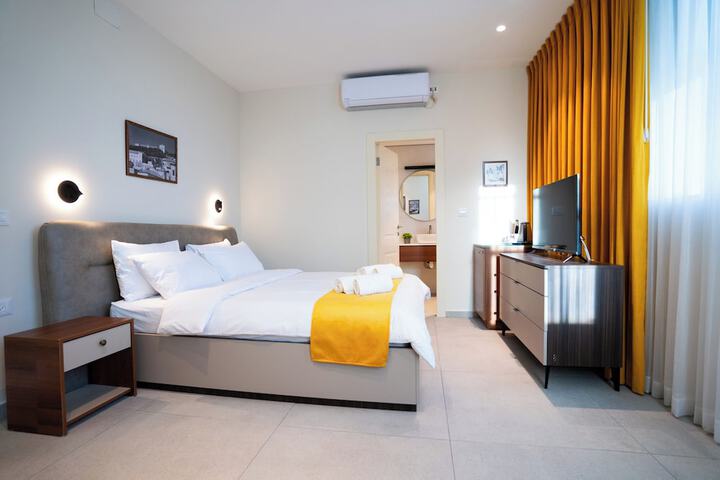 Room 32 of 74