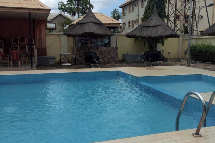 Pool 10 of 27